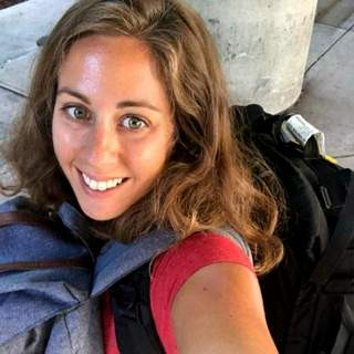 Nainen joka etsii rentoa ja vapaata seuraa