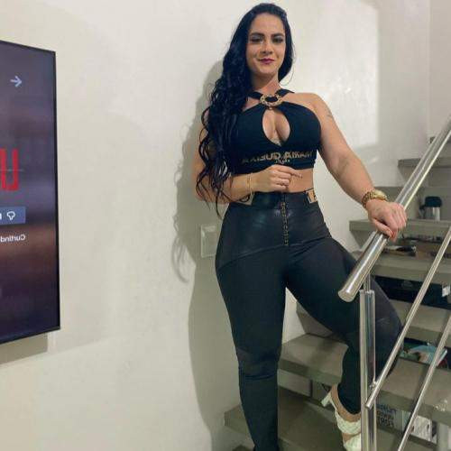 Nousen takapenkille, nostan hameen vyötärölle ja odotan